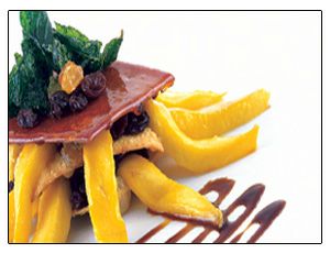 Moderna combinación de ingredientes con salsa de chocolate