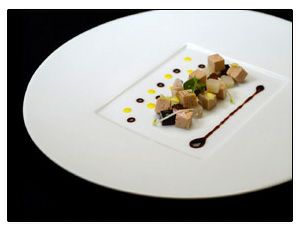 El foie gras en rompecabezas con pan seco de especias, crema de balsámico y brotes