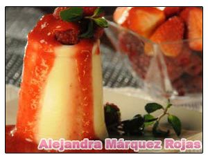 Gelatina de yogurt y miel con salsa de fresas