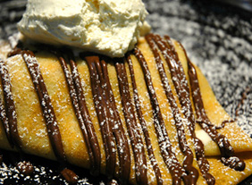 Panqueque con Peras con Baño de Chocolate
