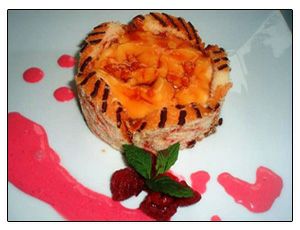 CORONA DE BRAZO DE GITANO A LA FRAMBUESA Y CHOCOLATE RELLENA DE CREMA CATALANA Y COULÍS DE FRAMBUESA