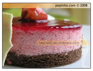 Tarta budin de fresa con bizcochuelo de chocolate sin harina