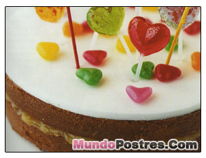 Pastel con chupetines y caramelos para Halloween
