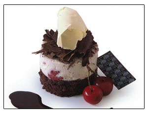 Bizcocho con pastel frío de chocolate y cerezas