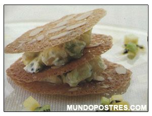 Torre de galletas finas de miel y frutas exóticas